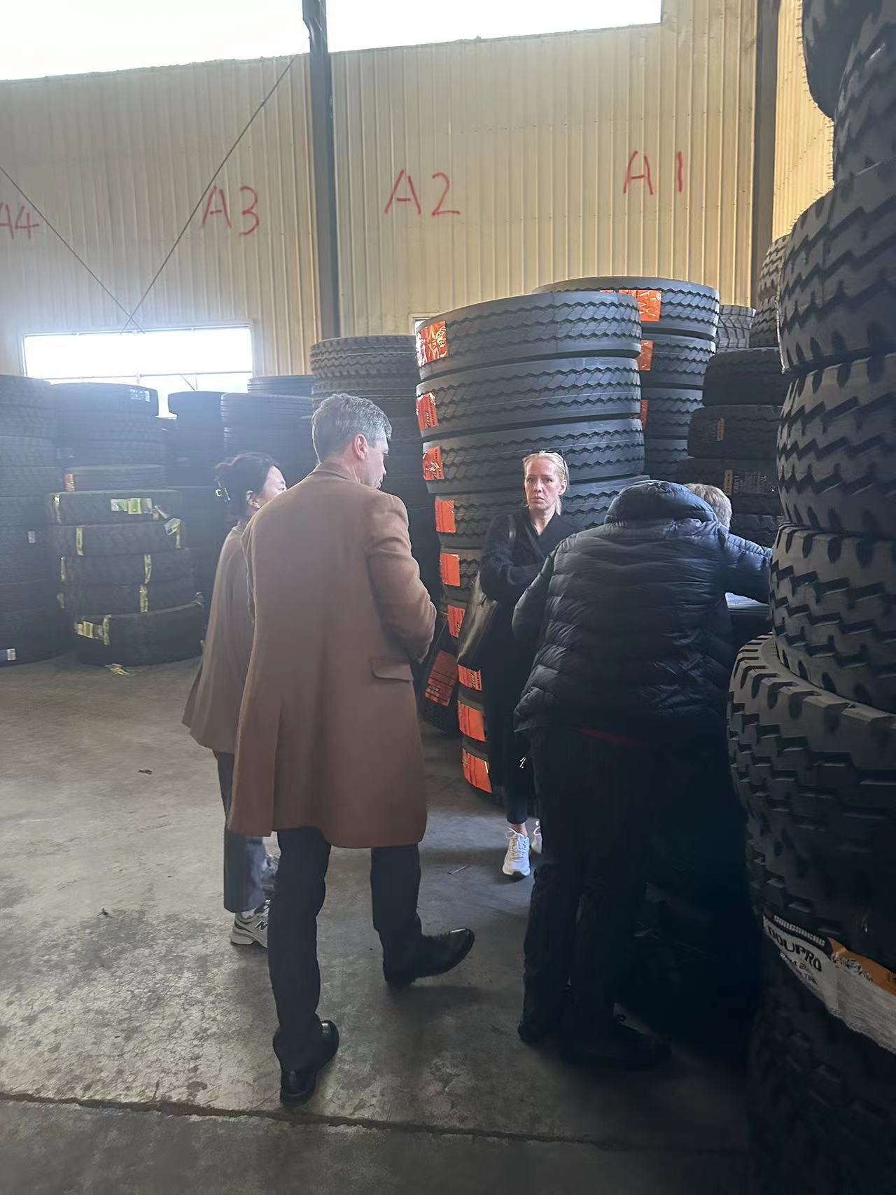 Посещение российским клиентом офиса и склада шин Keuck для переговоров о бизнесе по производству шин