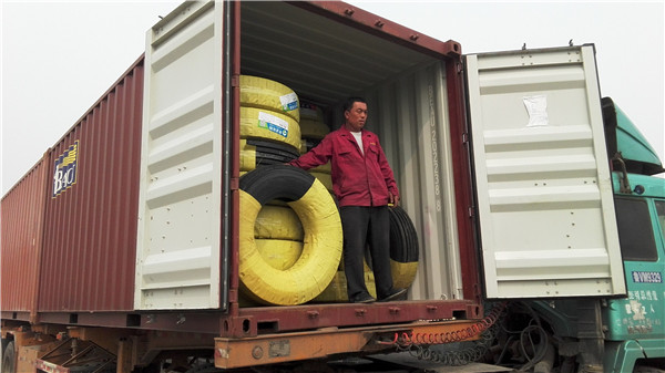 Погрузка контейнеров для клиентов грузовых шин из Мьянмы