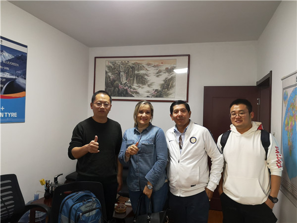 Клиенты из Эквадора посещают Kelucktyre