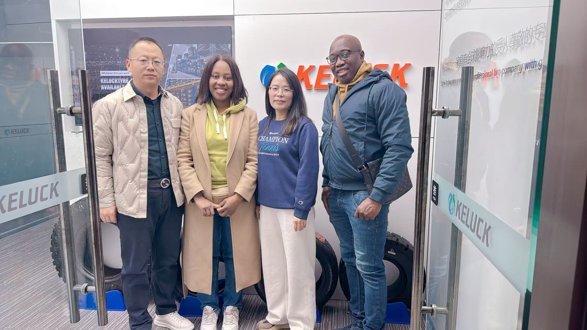 Клиент из Зимбабве посетил компанию KELUCK TYRE и заключил новое партнерское соглашение.